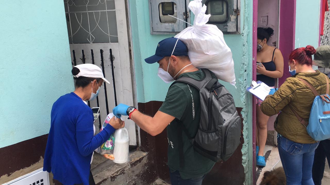 Colaboradores de la entidad entregan mercados en el barrio Santa Fé.