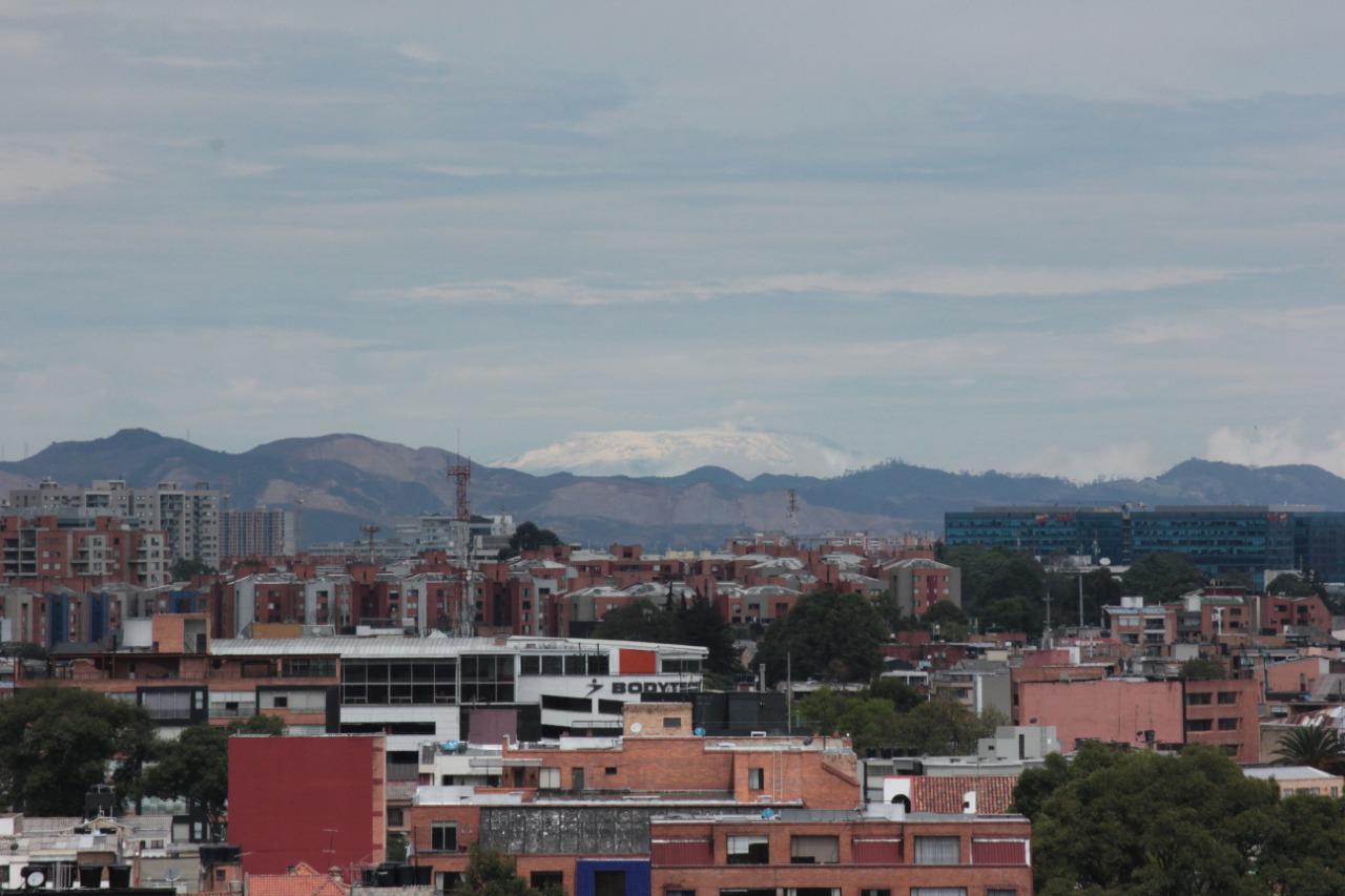 El nevado del Ruiz visto desde Bogotá.