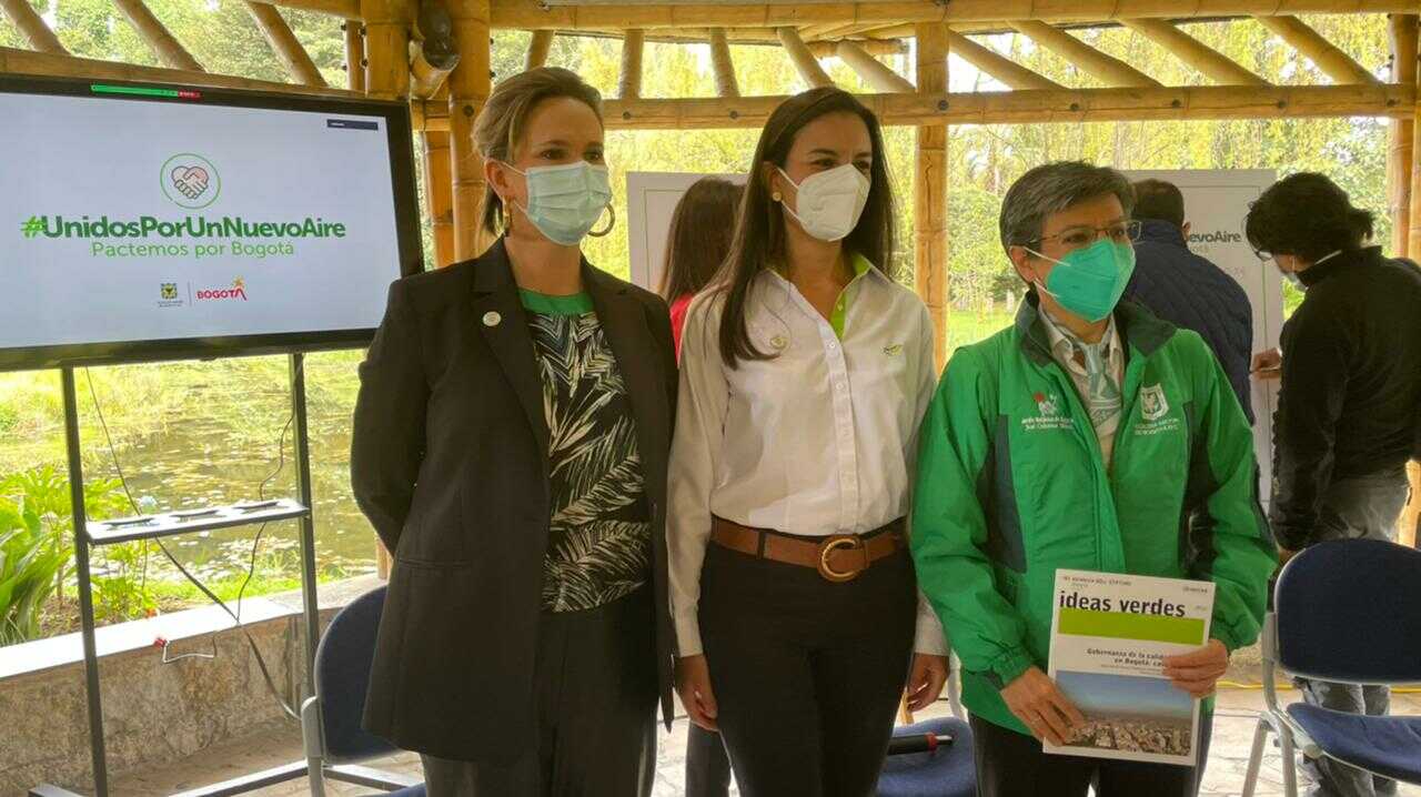 De izquierda a derecha: secretaria de Ambiente, Carolina Urrutia; las vicepresidenta de Gas de Ecopetrol, Yeimy Báez y la alcaldesa de Bogotá, Claudia López. Foto: Comunicaciones, Secretaría de Ambiente. De izquierda a derecha: secretaria de Ambiente, Carolina Urrutia; las vicepresidenta de Gas de Ecopetrol, Yeimy Báez y la alcaldesa de Bogotá, Claudia López. Foto: Comunicaciones, Secretaría de Ambiente.