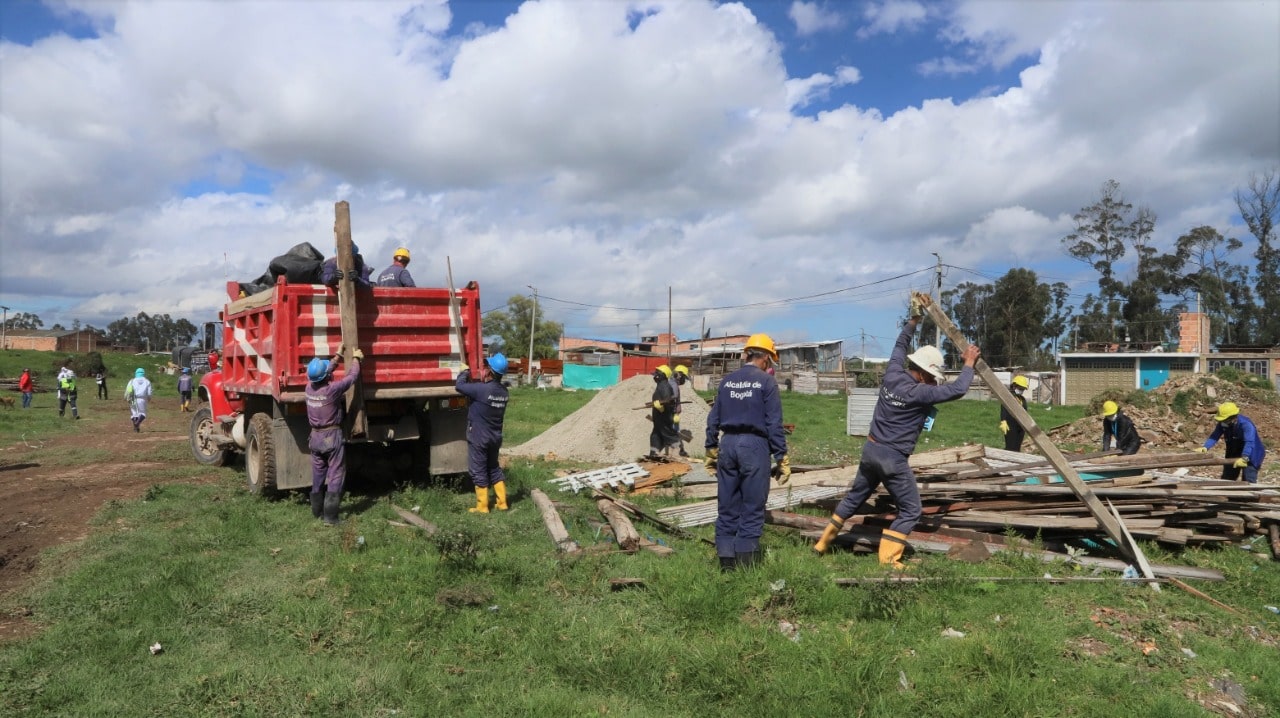 Limpieza y retiro de cerca de 338 metros cúbicos de Residuos de Construcción y Demolición (RCD), y residuos ordinarios en el humedal La Isla. Foto: Secretaría de Ambiente. Limpieza y retiro de cerca de 338 metros cúbicos de Residuos de Construcción y Demolición (RCD), y residuos ordinarios en el humedal La Isla.