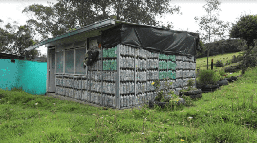 El depósito de la escuela rural La Argentina está construido con botellas plásticas y papeles. Imagen: Comunicaciones de la Secretaría de Ambiente. 