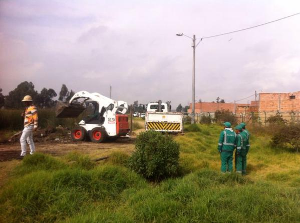 Operarios de Aguas Bogotá realizan tareas de limpieza en el humedal Tibanica