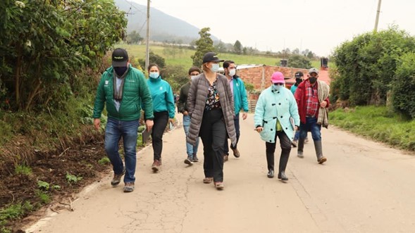 La secretaría de Ambiente, Carolina Urrutia, junto a la secretaria de Hábitat, Nadya Rangel y el subsecretario de Ambiente, Julio César Pulido, en su recorrido por la zona rural de Ciudad Bolívar.
