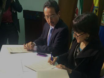 Secretaria Susana Muhamad firmando pacto.