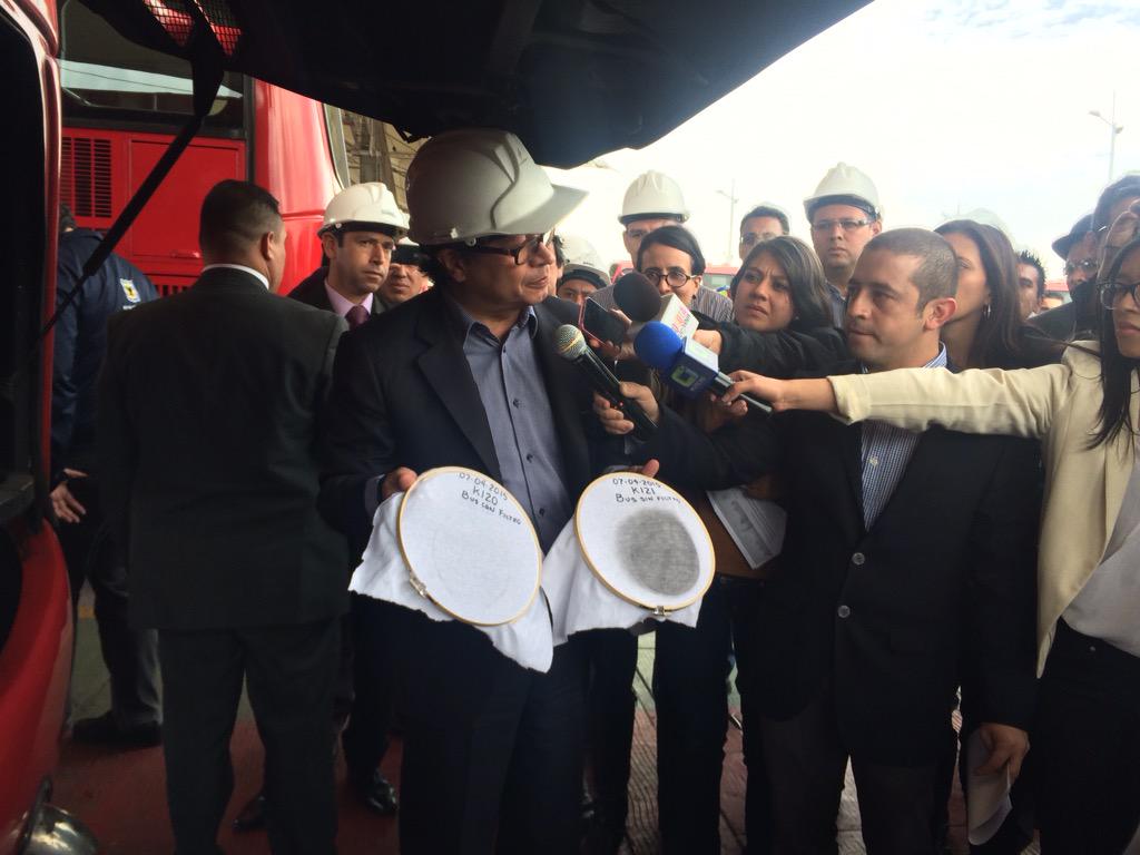 Alcalde Petro presentando filtros para buses de TransMilenio