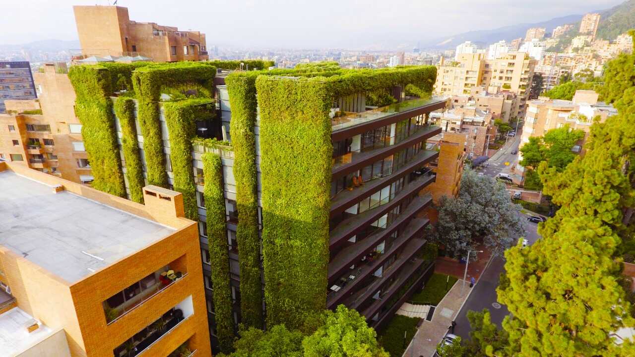 Jardín vertical edificio Santalaia en Bogotá.