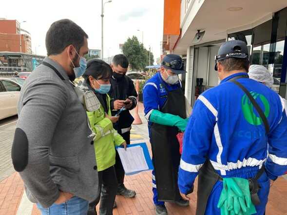 Profesionales de la Secretaría de Ambiente en una visita de verificación y manejo de residuos hospitalarios.
