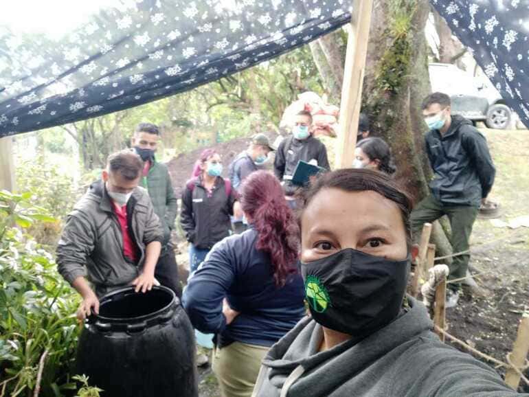 Carolina Mora con su grupo de trabajo en la huerta.