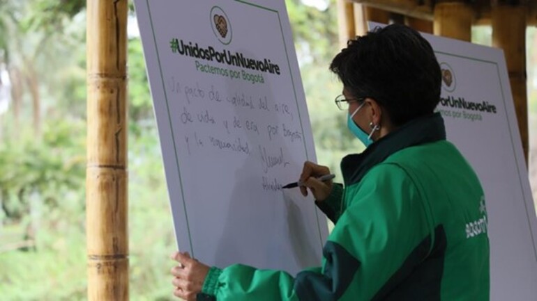 Alcaldesa de Bogotá, Claudia López plantando árbol