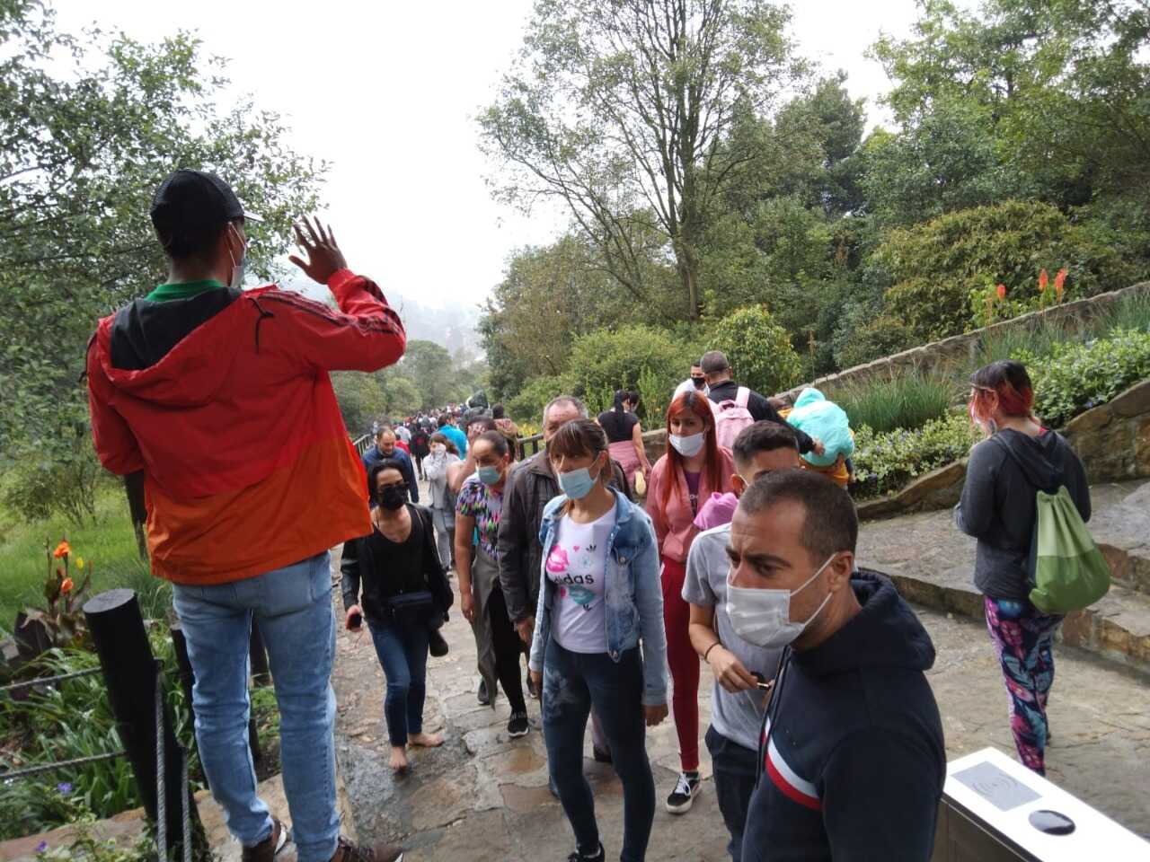 Ciudadanos participan en caminata ecológica