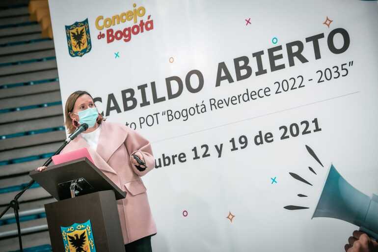 Secretaria de Ambiente, Carolina Urrutia, responde a preguntas de la propuesta de POT. Secretaria de Ambiente presentando en el cabildo abierto sobre POT.