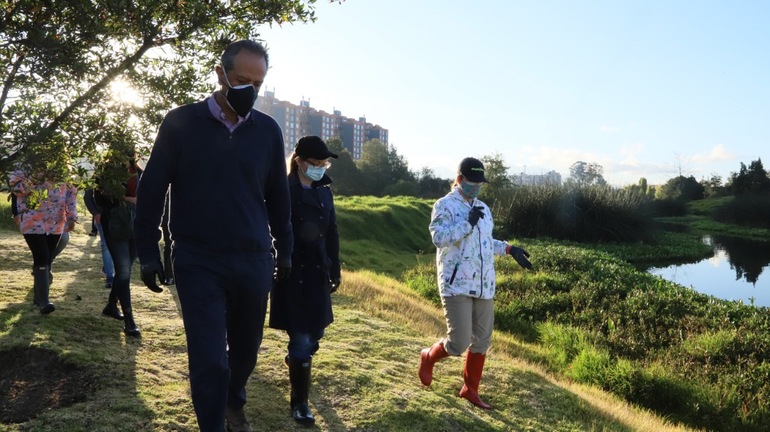 La Misión visitó los humedales de Bogotá para dar recomendaciones en pro de su conservación. Foto: Comunicaciones, Secretaría de Ambiente Misión de humedales recorriendo estos ecosistemas