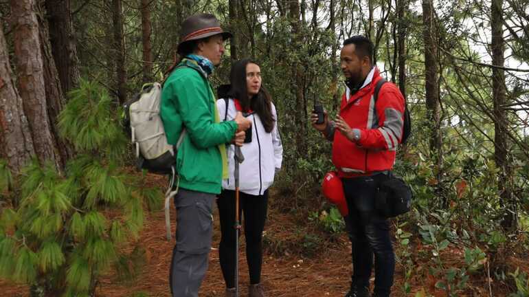 Personas hablando en un sendero