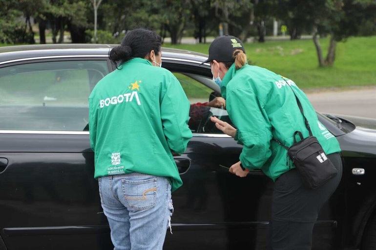 Carolina Urrutia y personal de la Secretaría de Ambiente conversa con ciudadanos en la carretara