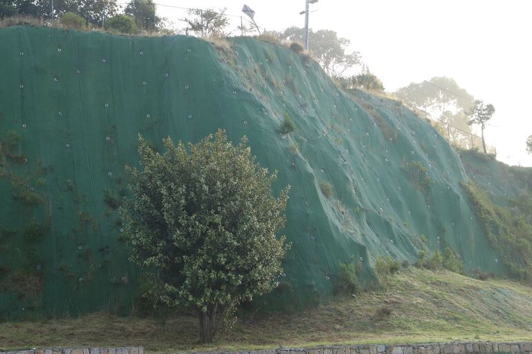 La obra de mitigación del riegso permitirá que visitantes y comunidad aledaña estén más seguros. Foto: Comunicaciones, Secretaría de Ambiente. Obra de mitigación del riesgo en parque Mirador de los Nevados.