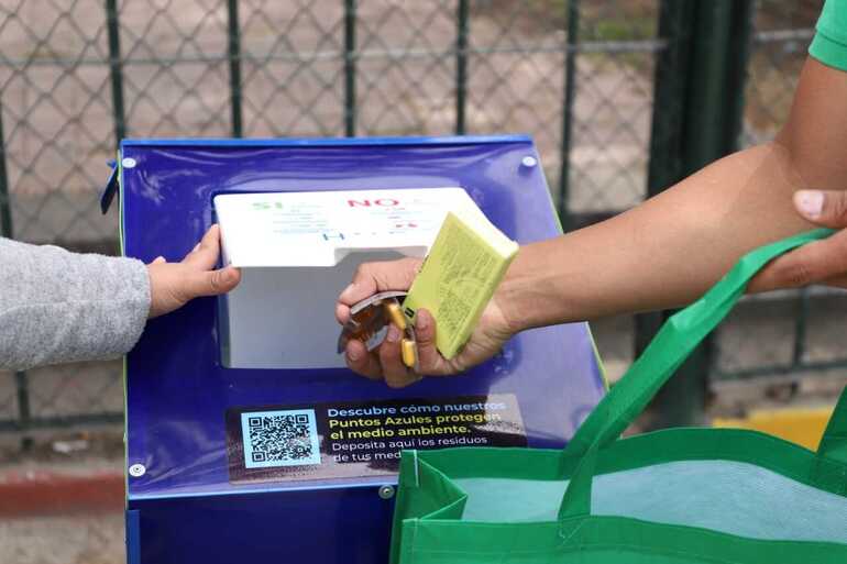 Personas depositan medicamentos vencidos en urna.