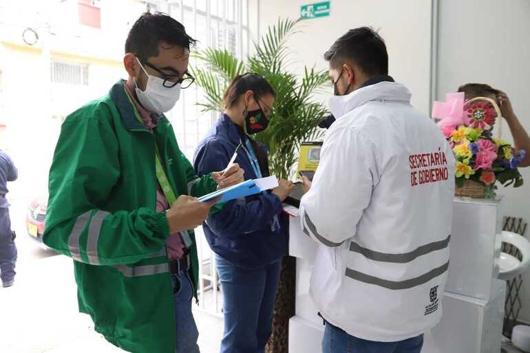 Entidades distritales en operativo en establecimientos generadores de residuos hospitalarios o peligrosos. Foto: Comunicaciones, Secretaría de Ambiente. Profesionales de Secretaría de Ambiente y salud visitan peluquería para control de residuos hospitalarios.