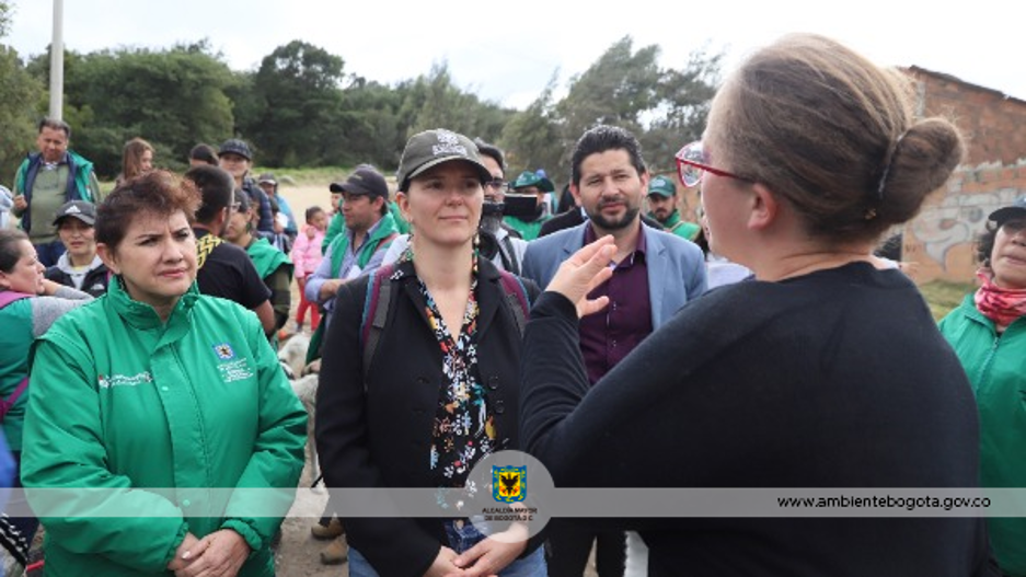 secretaria de ambiente Carolina Urrutia con ciudadanos de Ciudad Bolívar