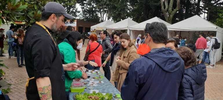 Personas participando en el festival de papa en el Jardín Botánico de Bogotá
