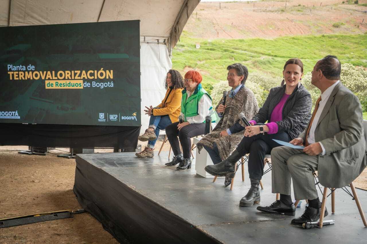 Directivos en reunión de planta de Termovalorización 