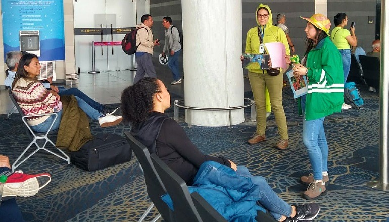 Profesionales de la Secretaría de Ambiente con mensajes alusivos para la protección de especies silvestres