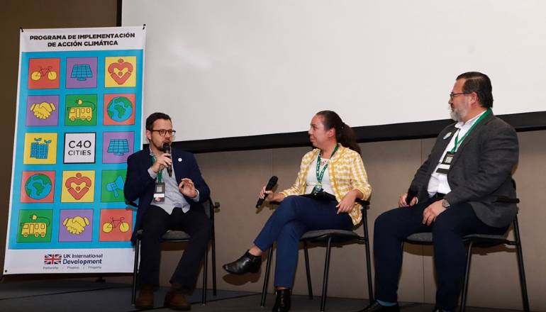 Hugo Sáenz, subdirector de Calidad del Aire, Auditiva y Visual de la Secretaría de Ambiente (derecha), en uno de los paneles de ZEA