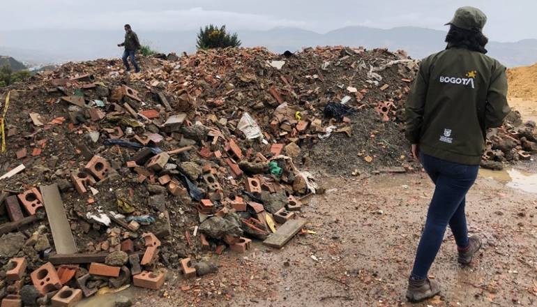 aparecen residuos de construcción en ecosistemas de la ciudad y un funcionario de la Secretaría de Ambiente que realiza un operativo de control contra esta mala disposición