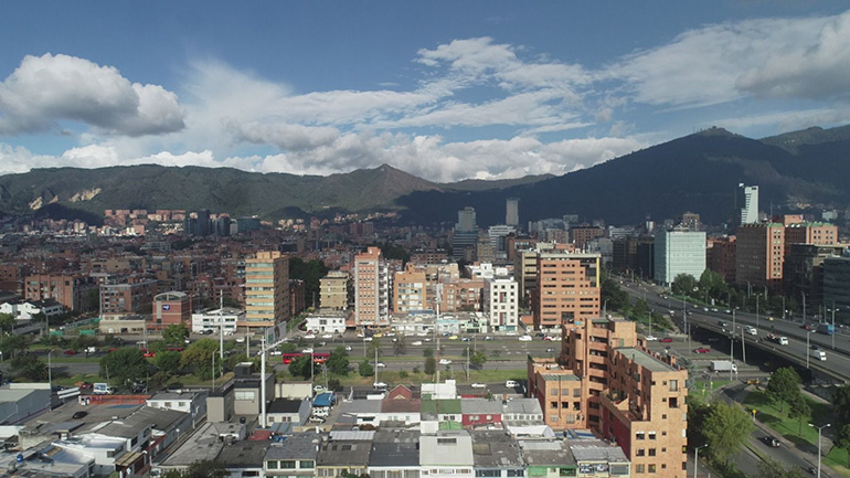 La Secretaría de Ambiente levantó la Alerta Fase 1 de calidad del aire en el suroccidente de Bogotá luego de una considerable reducción en la concentración de material particulado PM10. La medida se había tomado el pasado 12 de abril debido a la influencia de los incendios en la Orinoquia, Venezuela, y la presencia de arenas del Sahara.