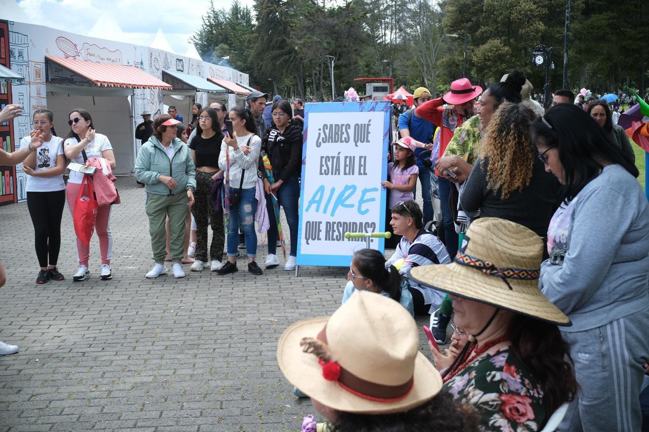 Fotografía de gente con pancarta "¿Sabes qué está en el aire que respiras?"