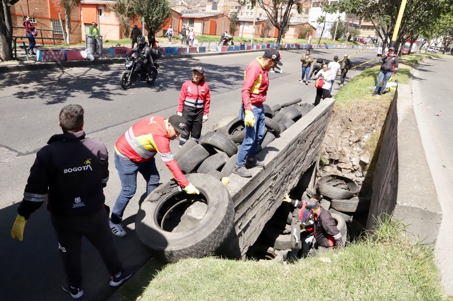 Recolección de llantas por parte del Distrito en uno de los puntos críticos. Foto: Comunicaciones SDA.