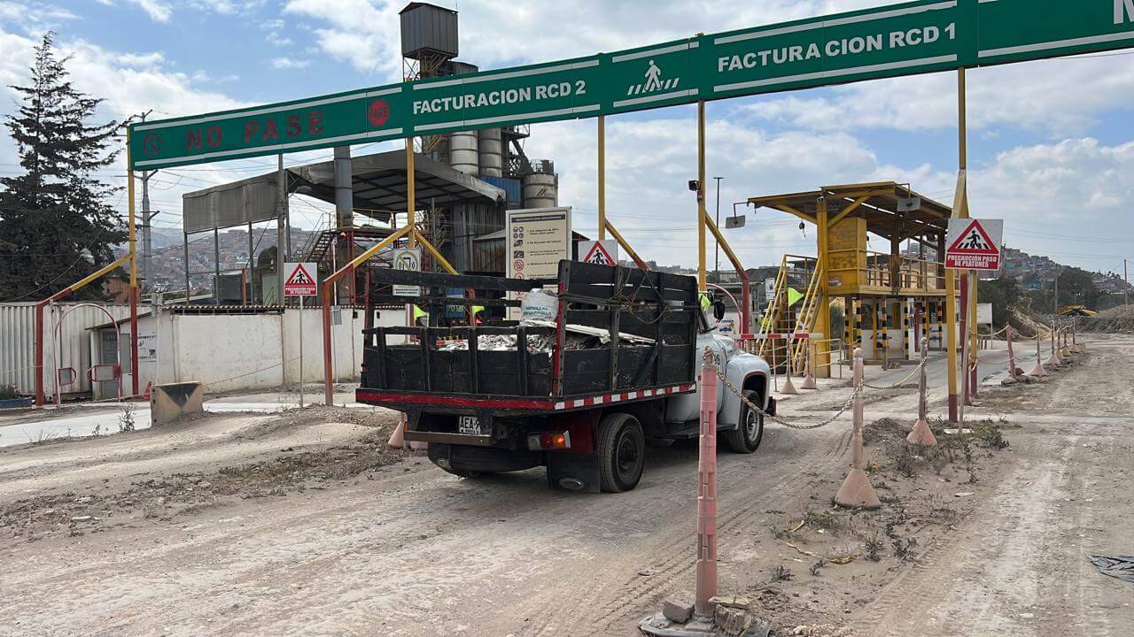 El ciudadano llevó los residuos a una planta de tratamiento autorizada para la gestión en el sur de la ciudad. Foto: Comunicaciones SDA.