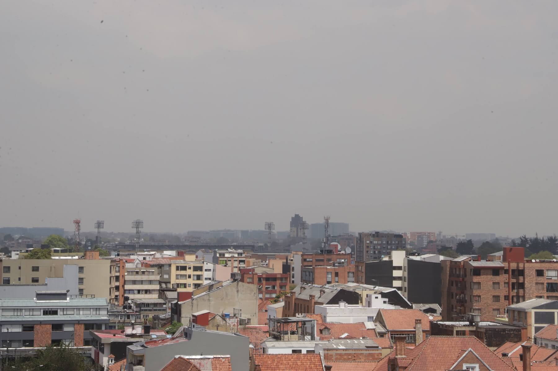 Panorámica de la ciudad mostrando calidad del aire