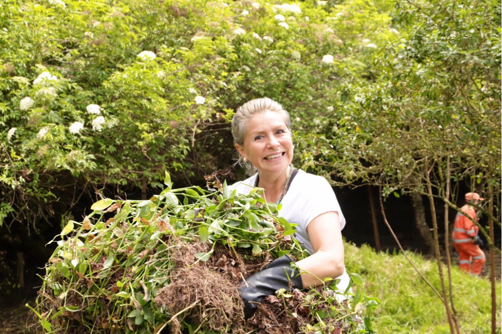 Mujer adulta sembrando un arbol