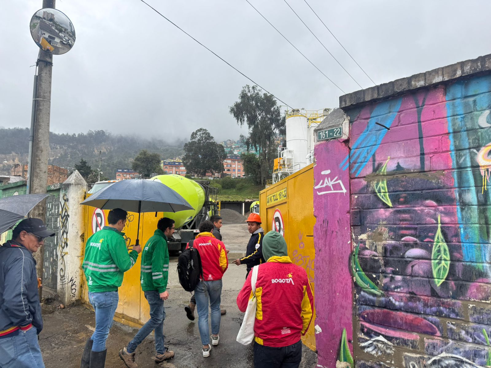 Profesionales de la autoridad ambiental del Bogotá verificando predios en el norte de Bogotá