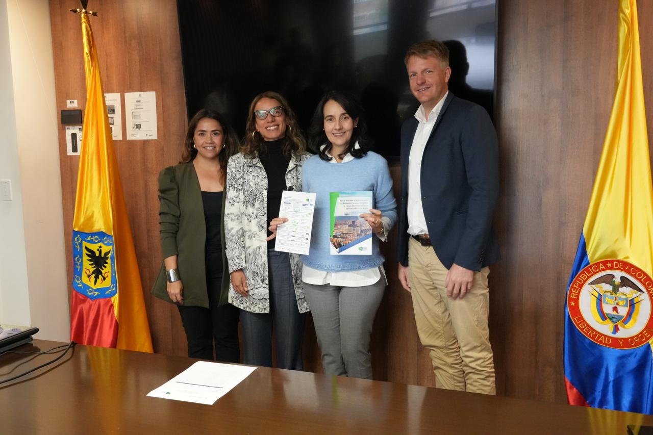 Entrega de resultados de la asistencia técnica por parte de la Cities Finances Facility a la secretaria de Ambiente, Adriana Soto.