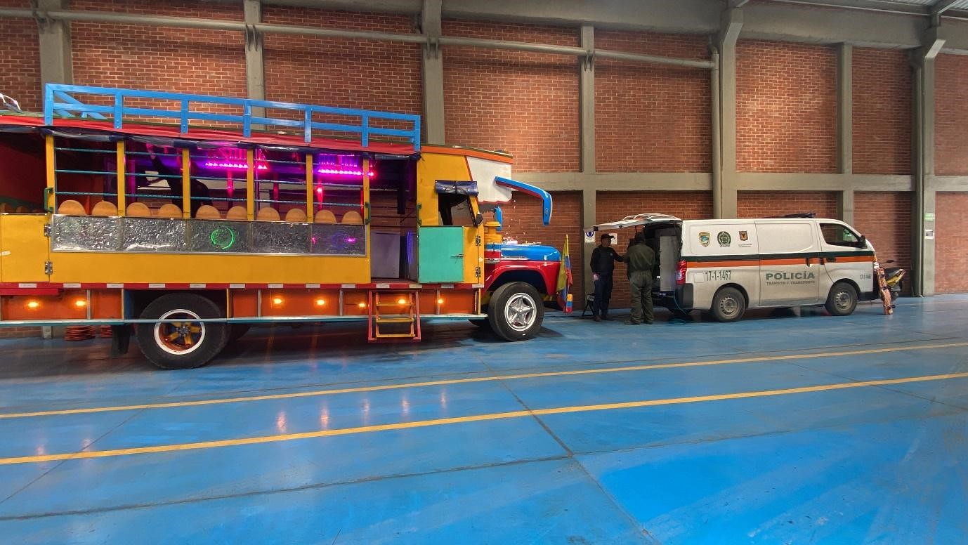 Secretaría de Ambiente lidera jornada de control voluntario de emisiones contaminantes a "chivas rumberas", para mejorar la calidad del aire en Bogotá