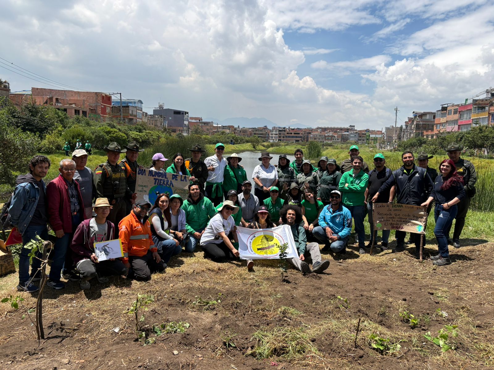 Con siembras, monitoreos de fauna y recorridos en los humedales, Bogotá celebró el Día de la Tierra junto a la ciudadanía