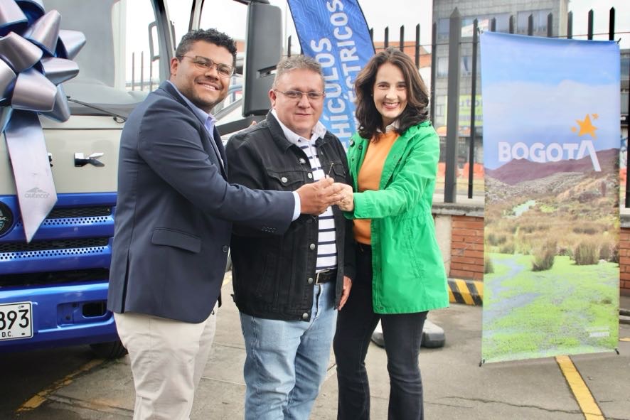Bogotá pone a rodar el primer camión de carga 100 % eléctrico financiado por Foncarga para mejorar la calidad del aire de la ciudad